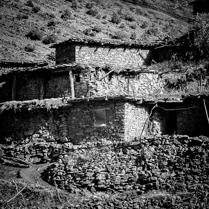 Toits de Terre, murs de Pierre