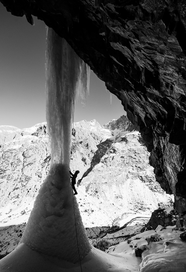 Fragility, crack, retreat.